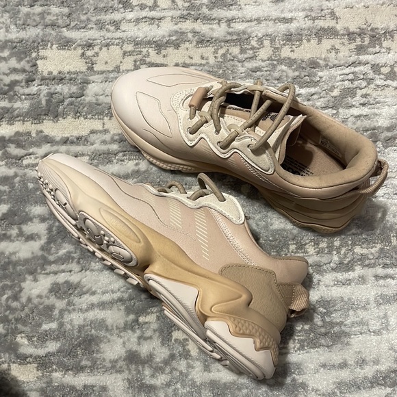 adidas || Beige Originals Ozweego - Picture 1 of 6